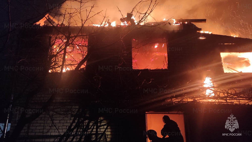 Ночью возле телецентра сгорел дачный дом