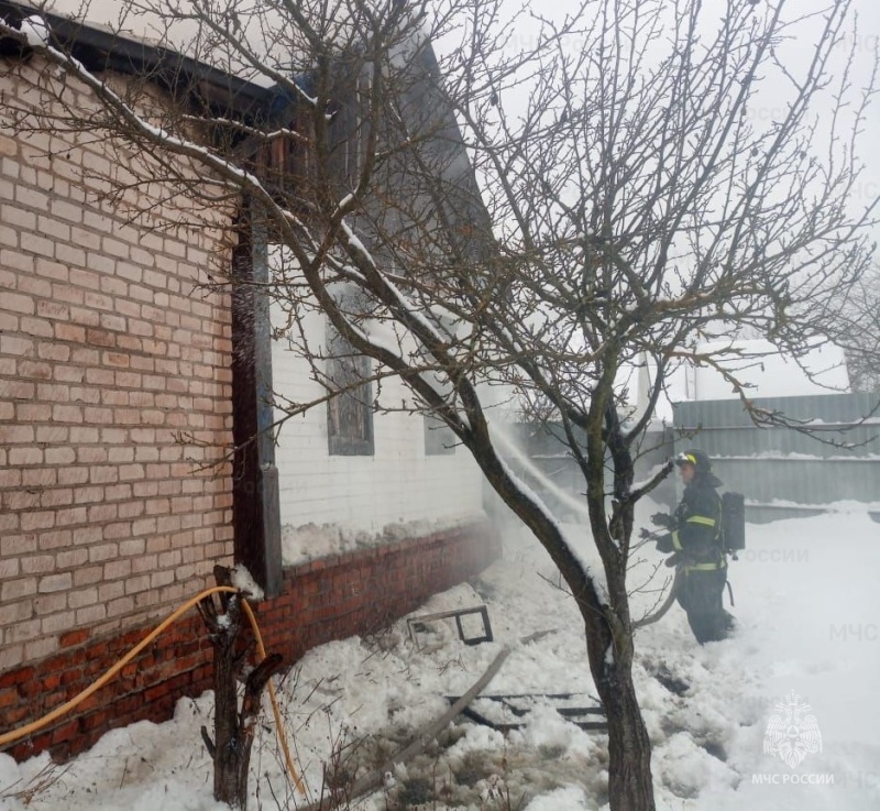 В Клинцах сгорел жилой дом: есть пострадавший