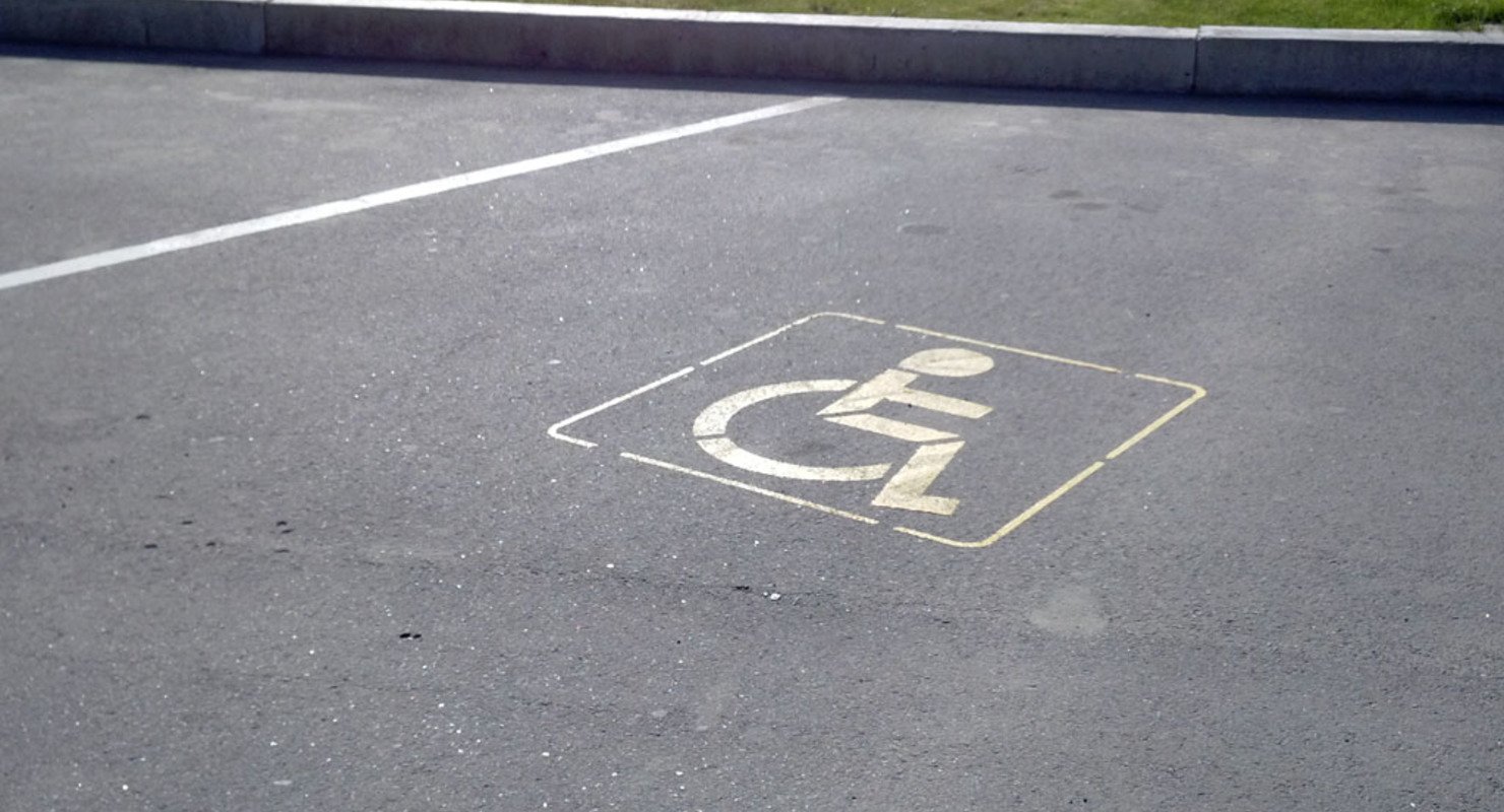 Возле зданий администраций в Рогнединском районе обустроили парковки для инвалидов