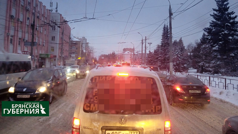 Утром 5 декабря центр Брянска в очередной раз сковала огромная пробка