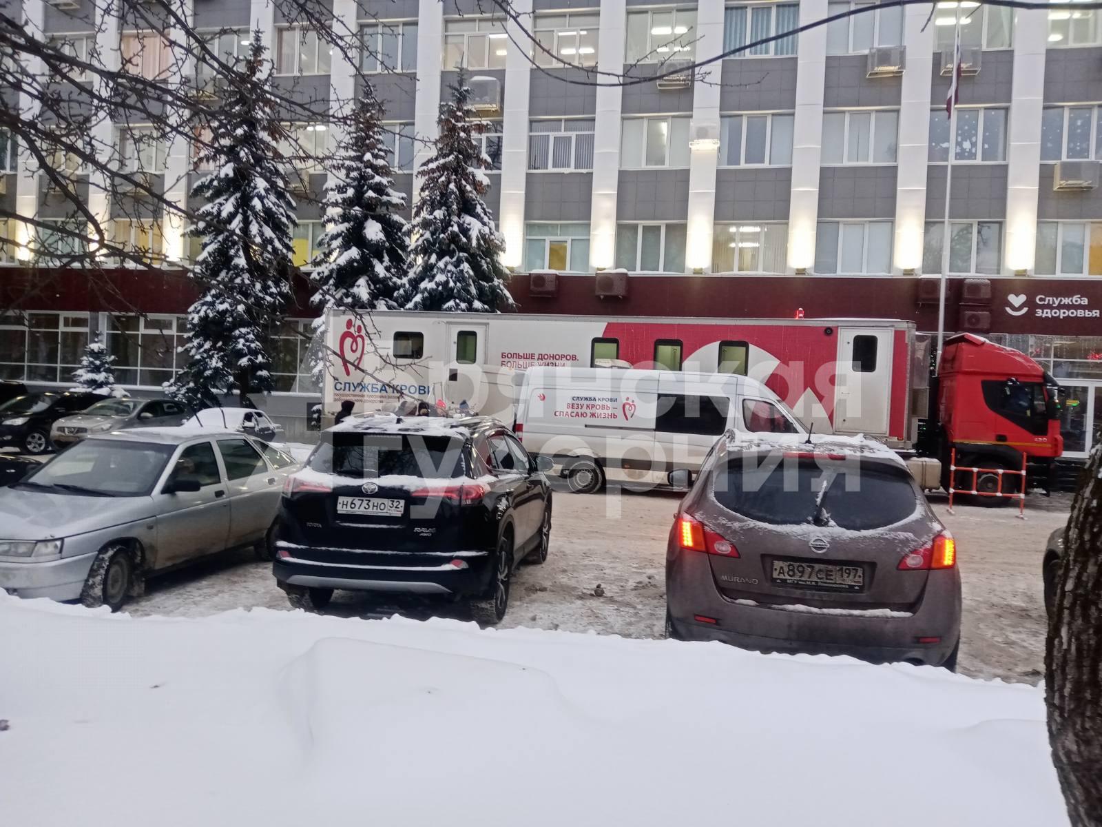 В Брянске возле клинико-диагностического центра работает мобильная станция переливания крови