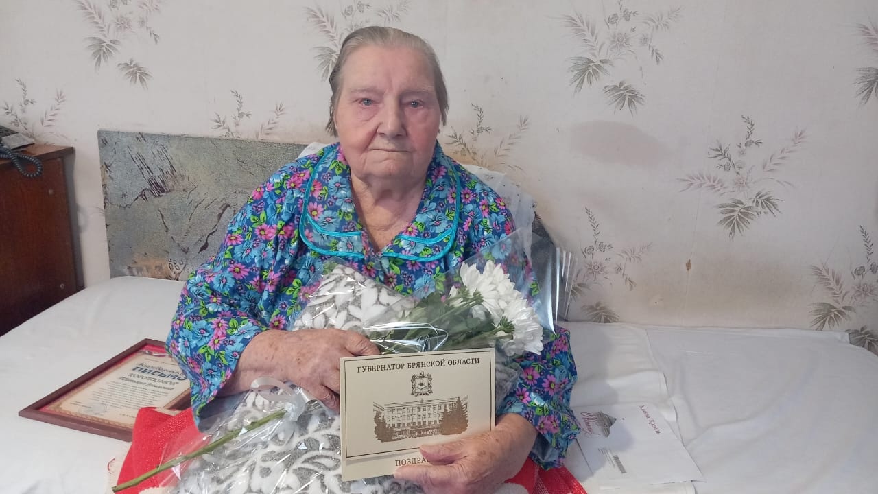 В Брянске долгожительница Татьяна Короткова отметила 100-летний юбилей