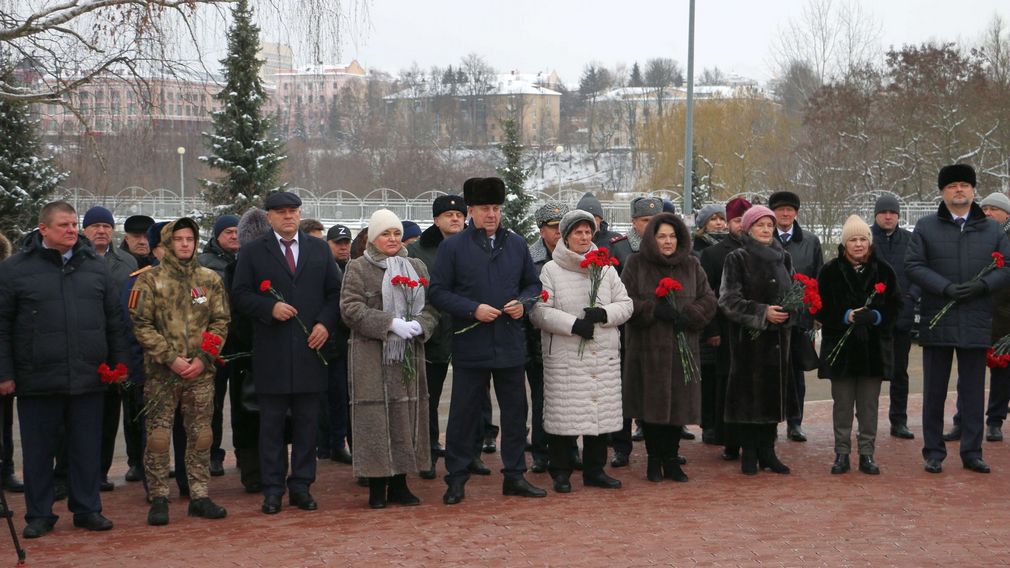 В Брянске руководители региона почтили память Героев Отечества