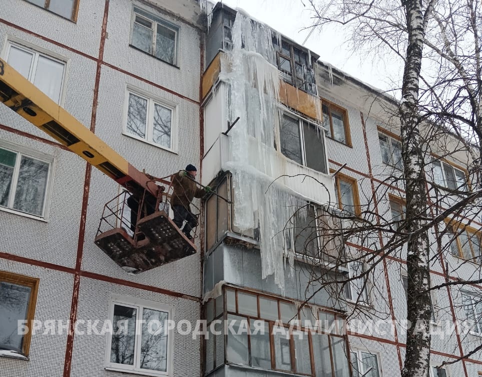 В Бежицком районе Брянска коммунальщиков накажут за заваленные снегом дворы и сосульки
