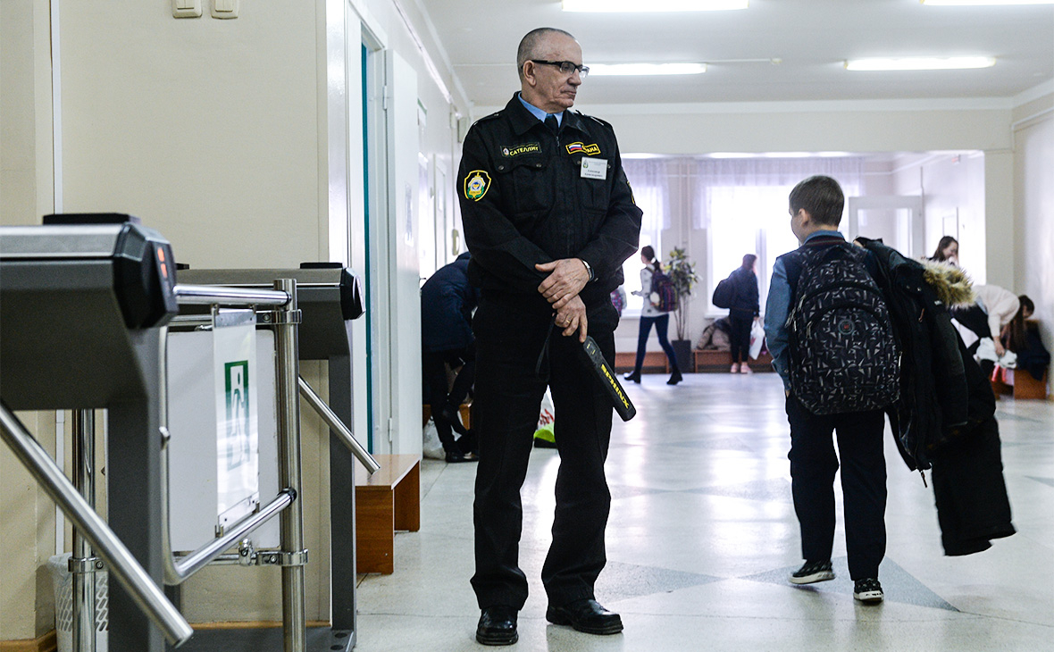 Брянские власти назвали фейком информацию о том, что школы останутся без охраны