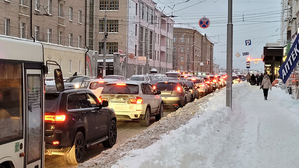 Центр Брянска застрял в пробках