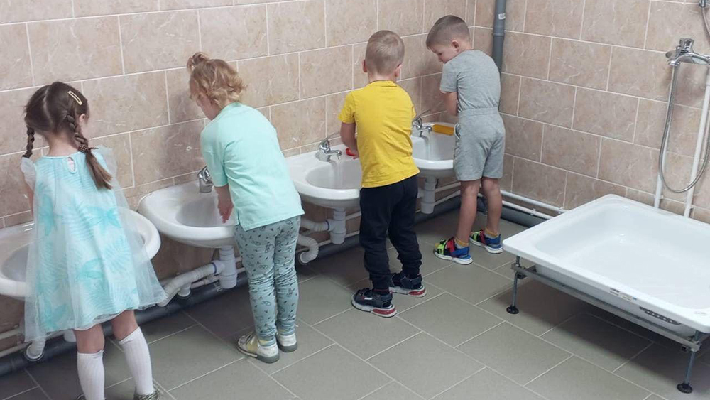 В клинцовском детском саду «Солнышко» отремонтировали туалеты