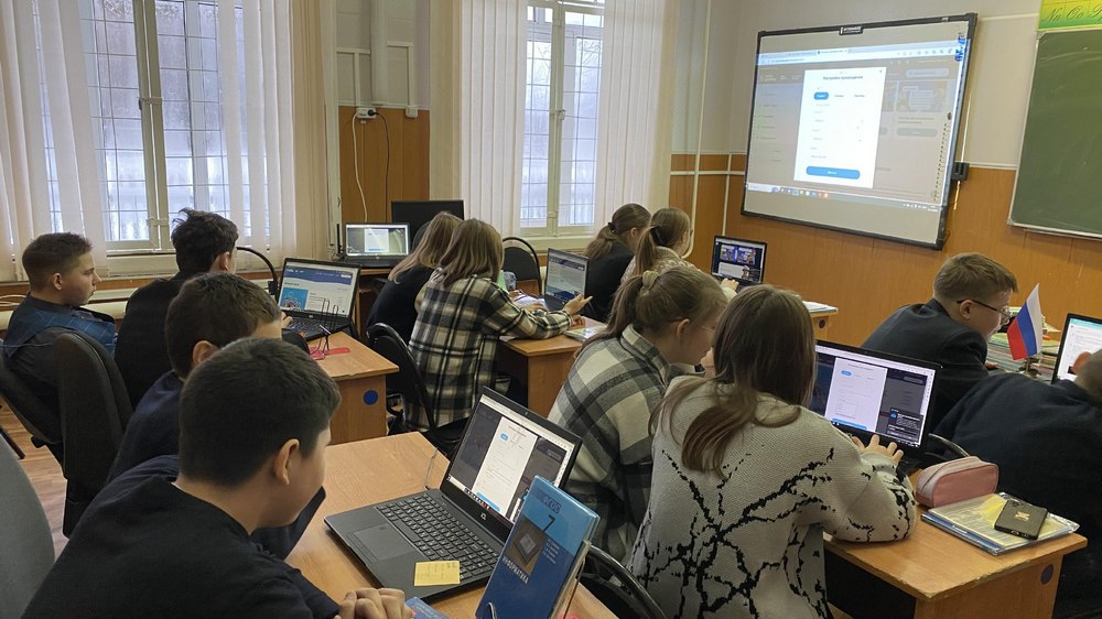 В школах Клинцовского района прошли тематические уроки информатики