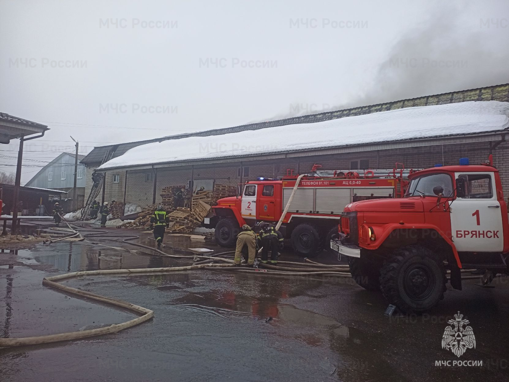 В брянском селе Супонево произошел пожар на складе