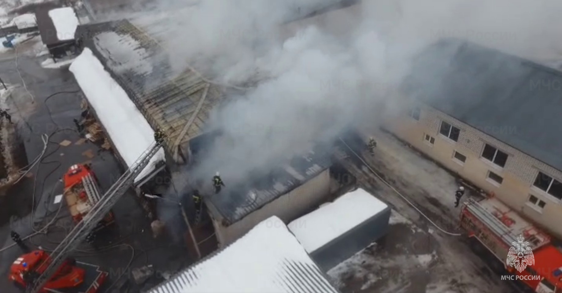 Пожар на складе под Брянском обошелся без пострадавших