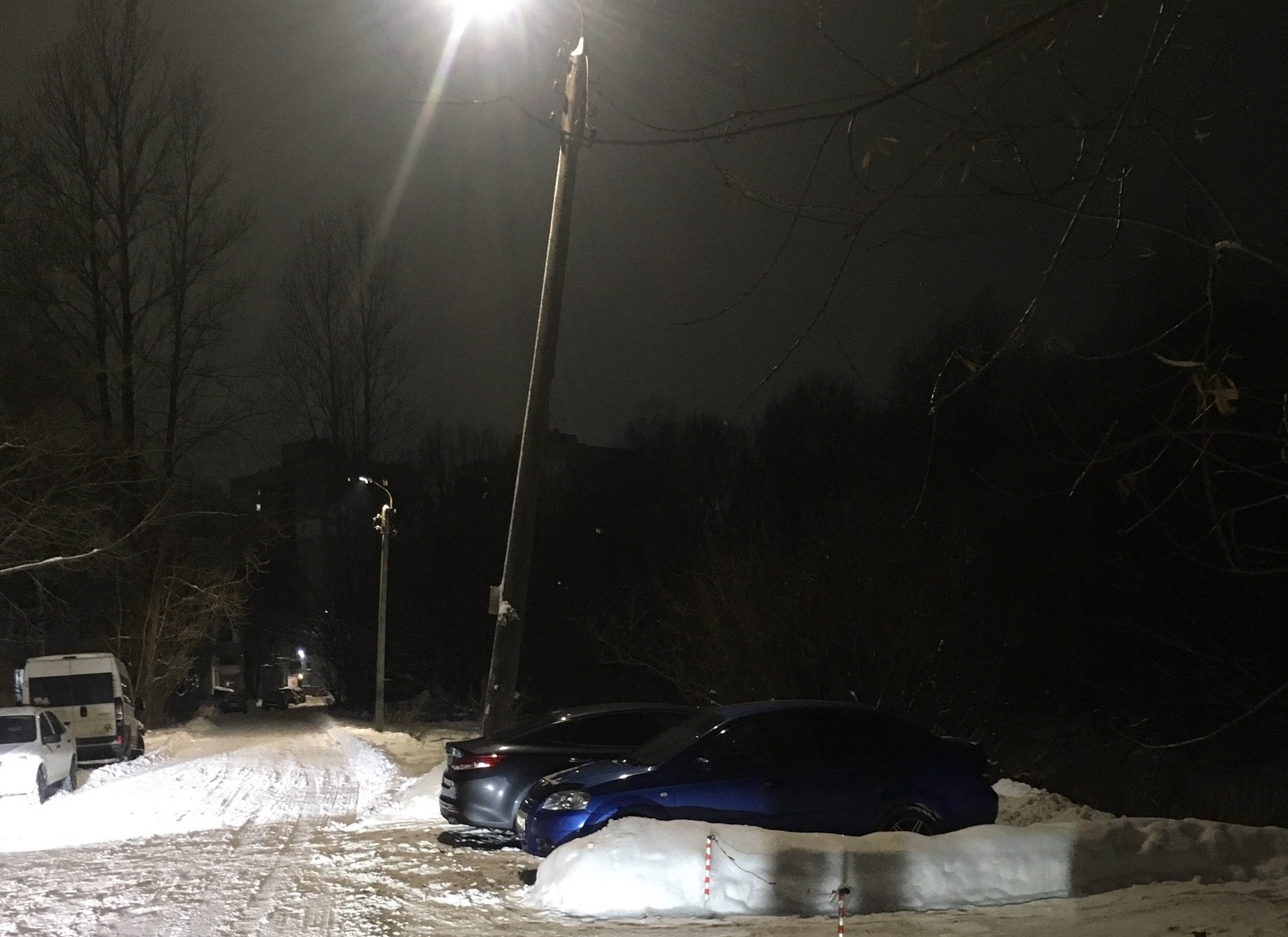 В Брянске на улице Дружбы грозит рухнуть аварийный столб
