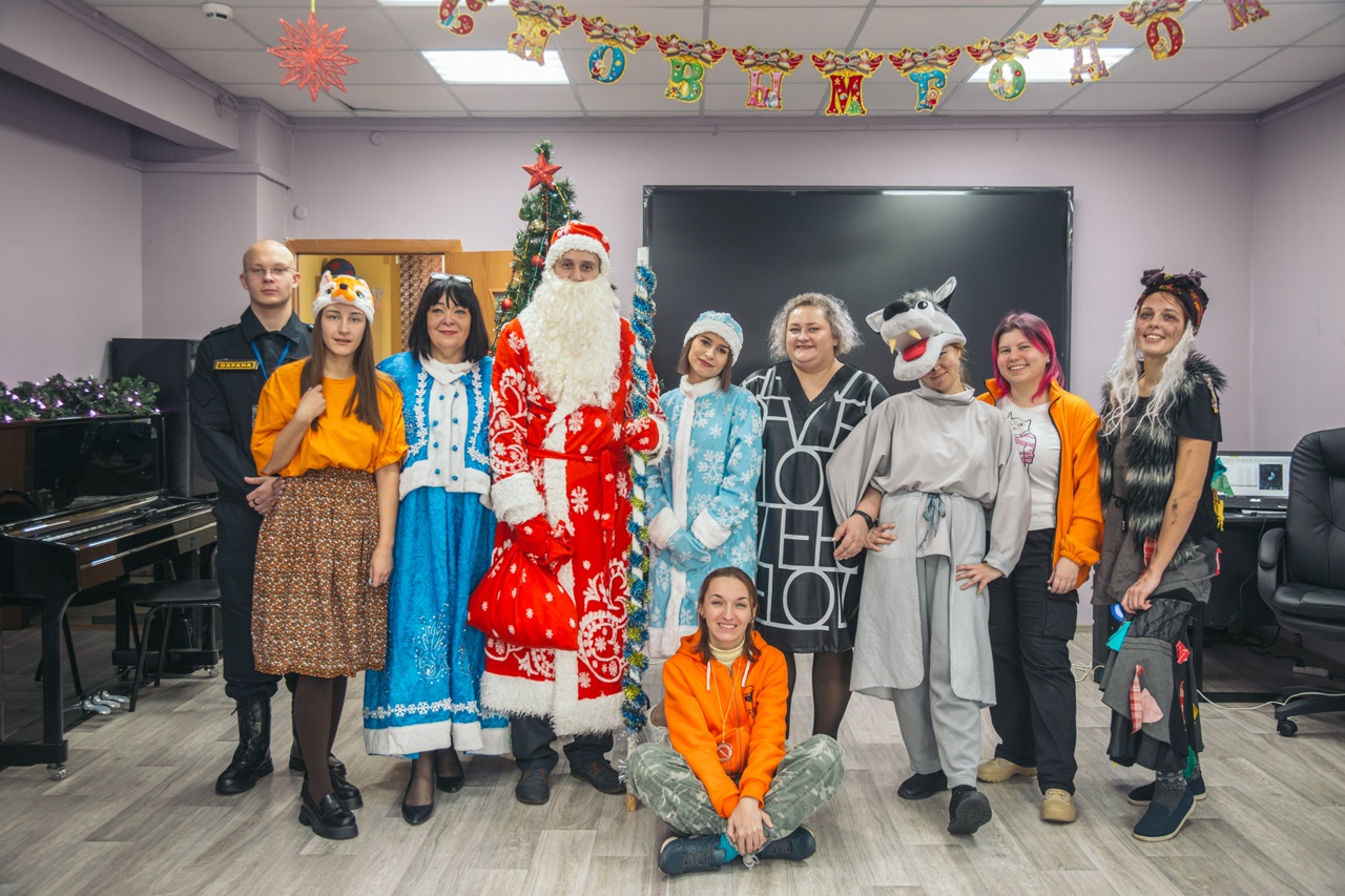 В Брянске для детей школы коррекции устроили новогодний праздник «Рыжий кот»