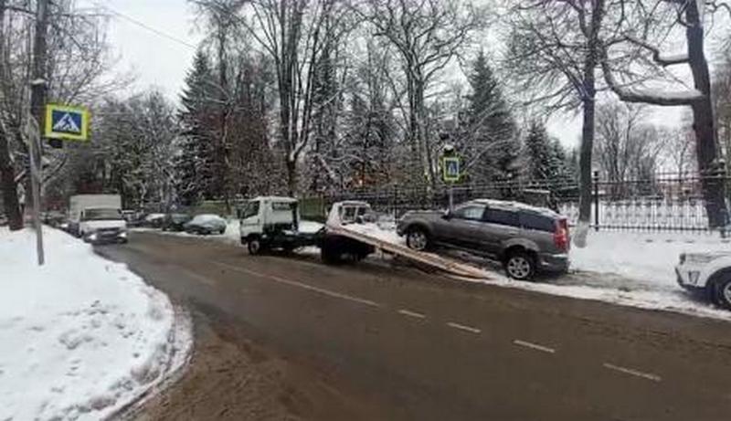 В Брянске наказали автомобилиста за парковку возле перехода у школы №4