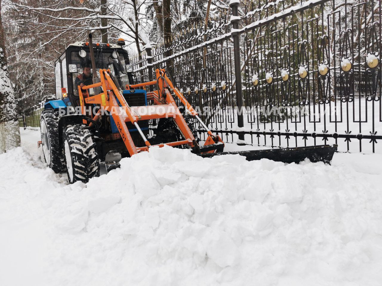 С улиц Брянска за сутки вывезли почти четыре тысячи тонн снега