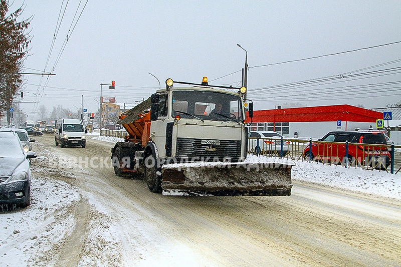 Брянские дорожники продолжают круглосуточную борьбу со снегом