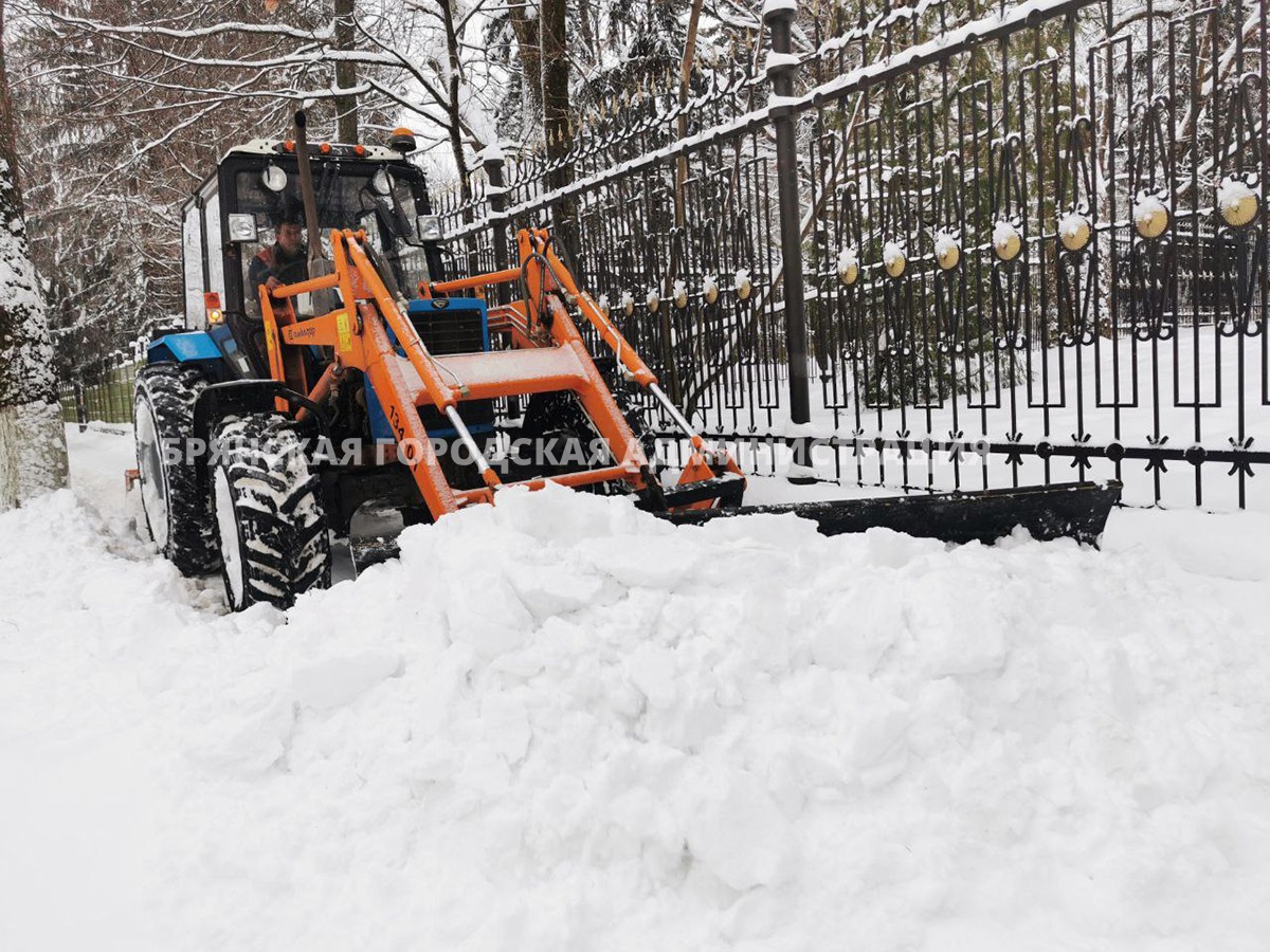 В Брянске за выходные дорожники вывезли более 2,3 тысячи тонн снега