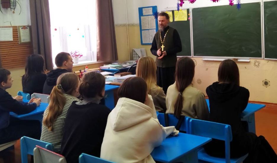 Брянский священник рассказал школьникам о Конституции РФ