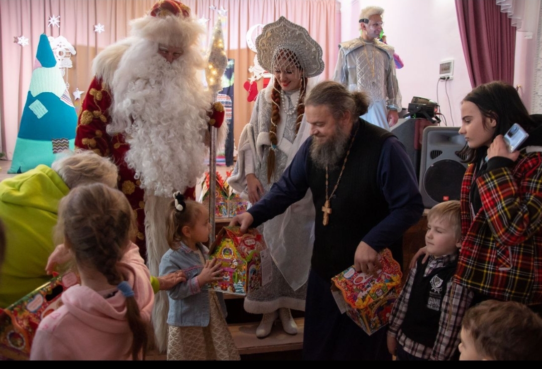 Брянский священник поздравил донецких детей с наступающим Новым годом