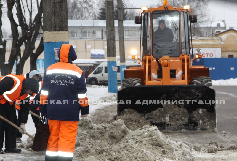 В Брянске на борьбу со снегом вышли 70 единиц техники
