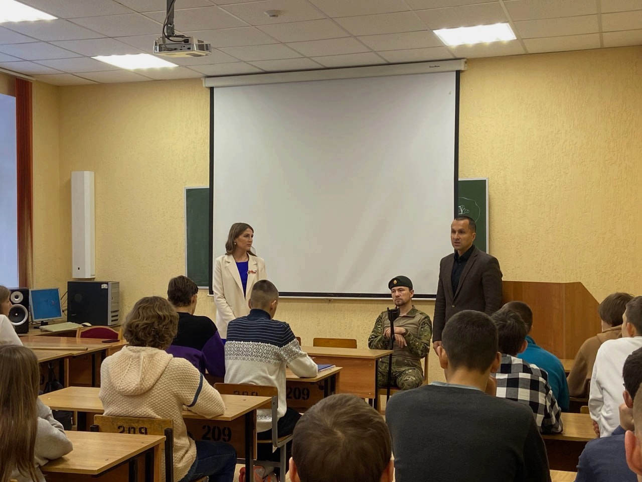 Ветеран боевых действий Алексей Коршунов встретился с брянскими школьниками