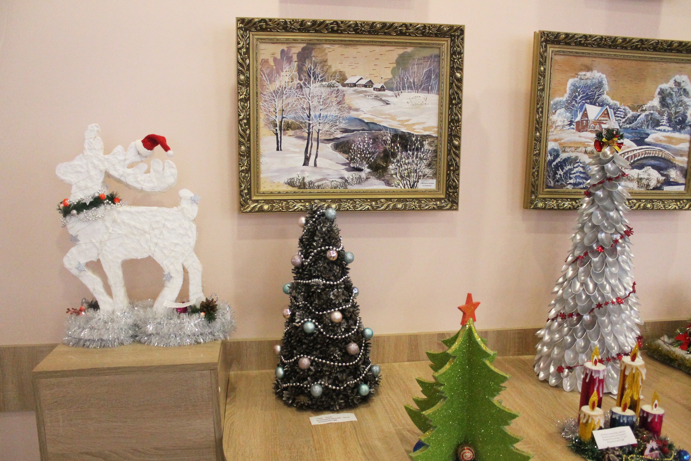 В Карачеве открылась выставка художника Татьяны Борисенко «В Новогоднем мире»