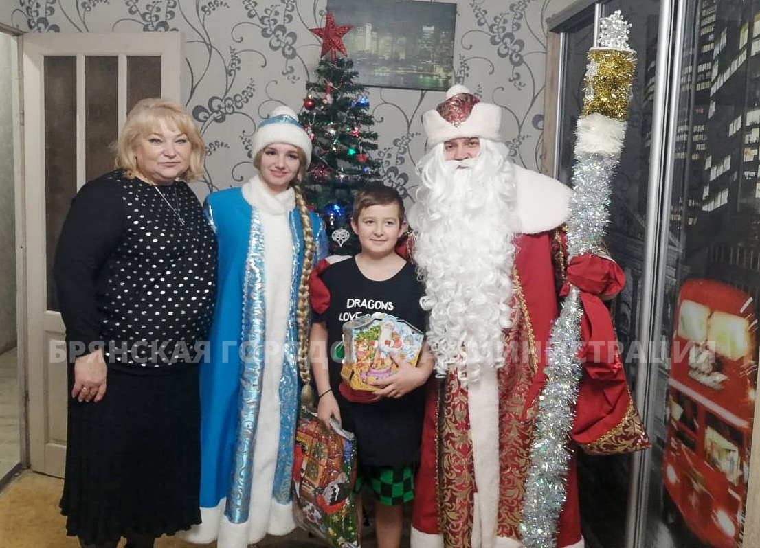 Дед Мороз и глава администрации Володарского района вручили подарки детям бойцов СВО