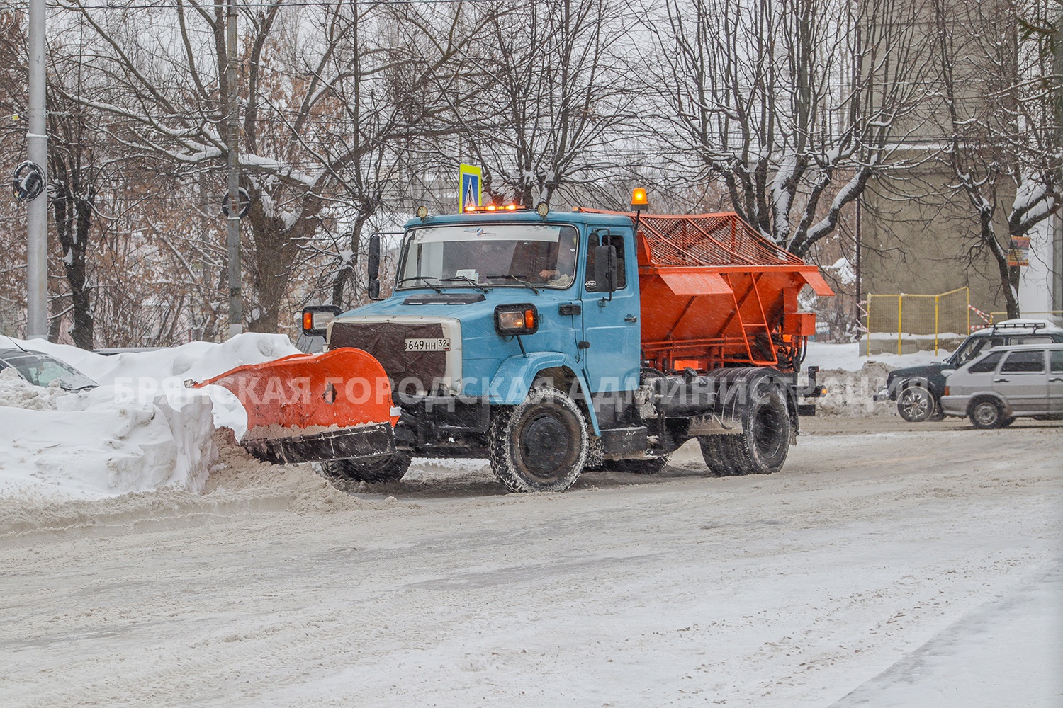 В Брянске дорожники борются с последствиями снегопада и чистят ливнёвки