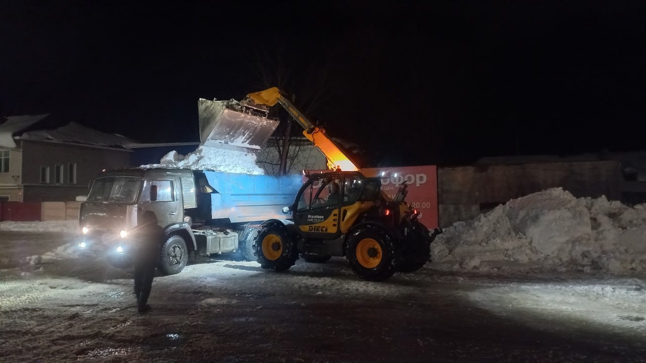 В Жуковке Брянской области продолжается борьба со снегом