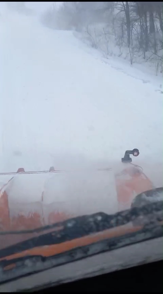 В Жирятинском районе продолжается уборка снега
