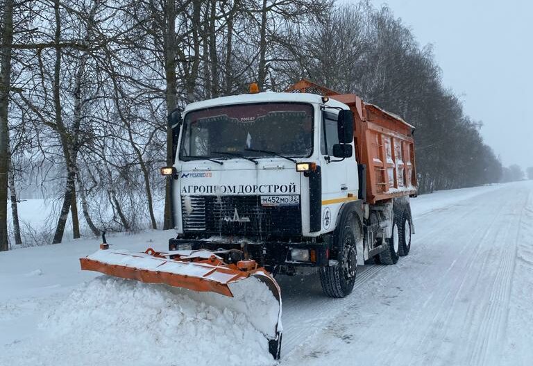 Дорожники в Погарском районе ликвидируют последствия снегопада