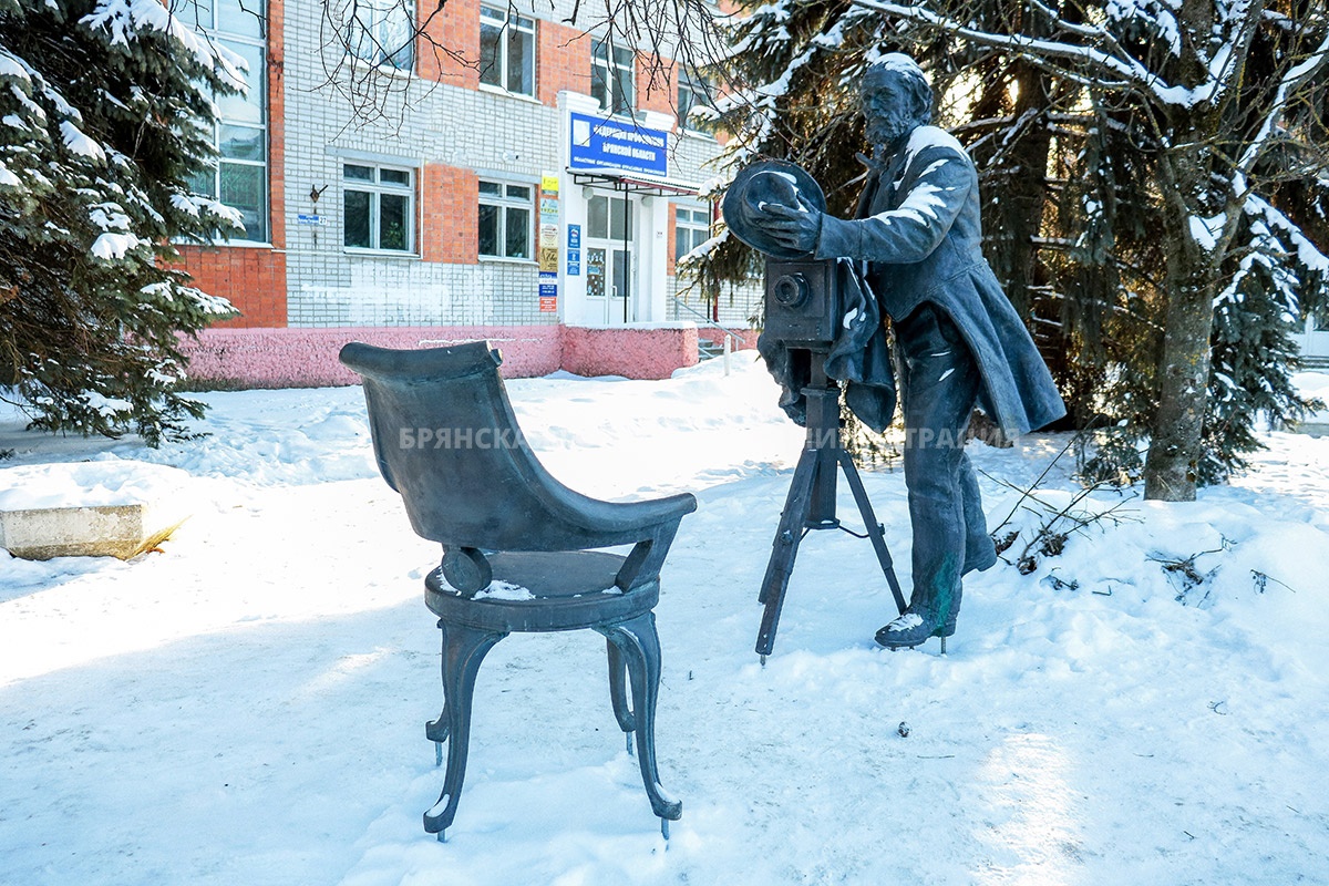 В Брянске появился памятник "Птичка" в честь фотографа XIX века