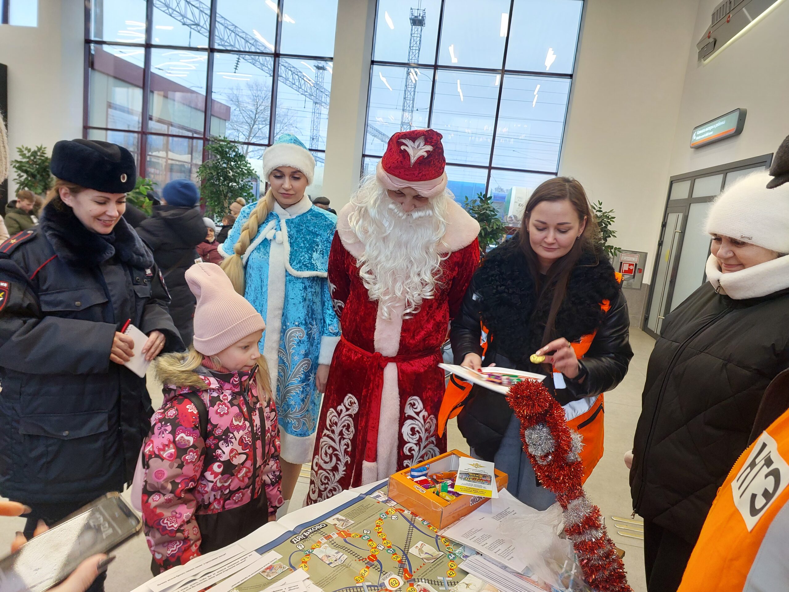 Новогодний марафон «Полицейского Деда Мороза» продолжился на вокзале «Брянск-Льговский»