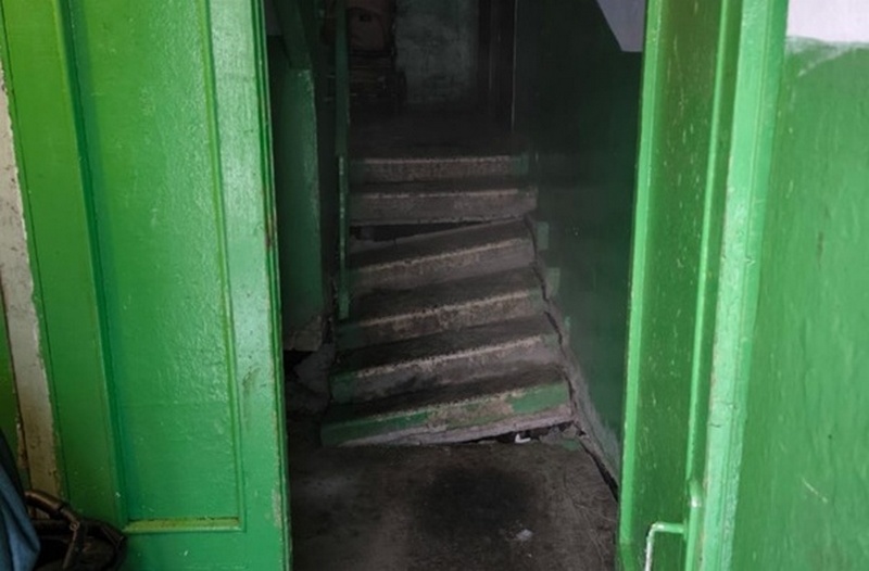 В Брянске после прорыва трубы провалились пол и лестница в подъезде пятиэтажки