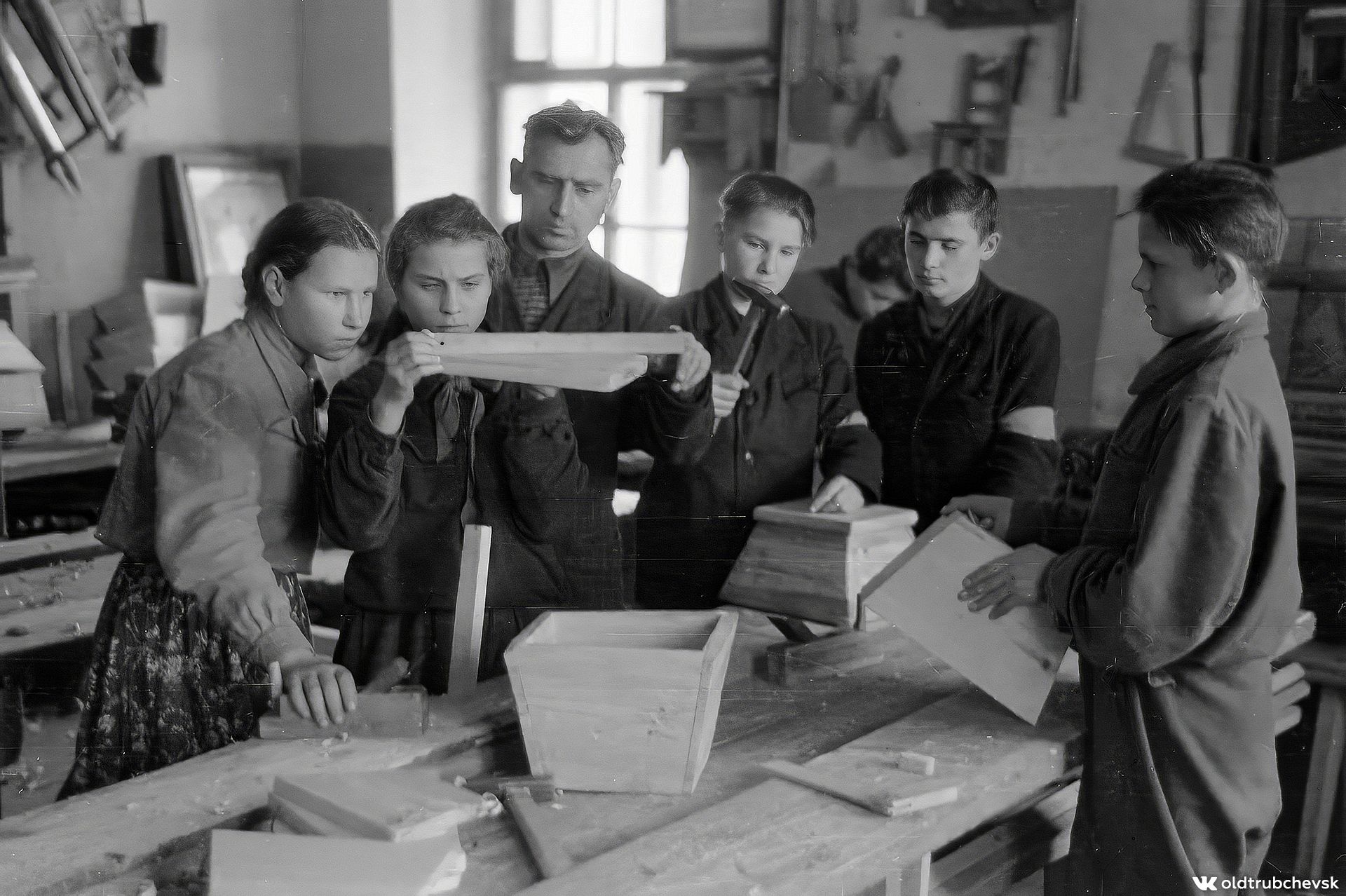 Брянцам показали школьную фотографию урока труда 1950-х годов