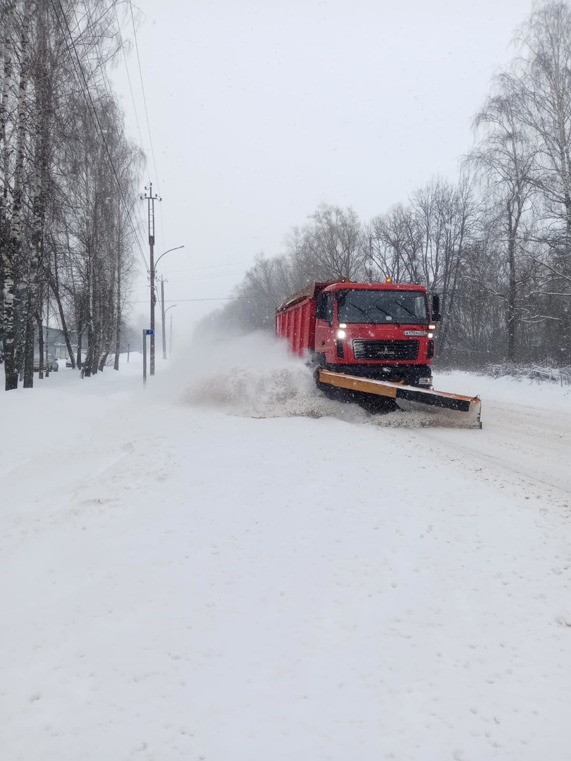 В Брянской области продолжается очистка дорог от снега
