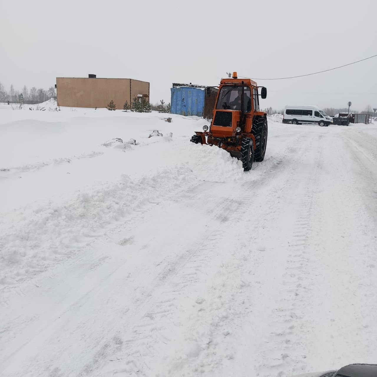 В Выгоничском районе Брянщины на борьбу со снегом вышли семь единиц техники
