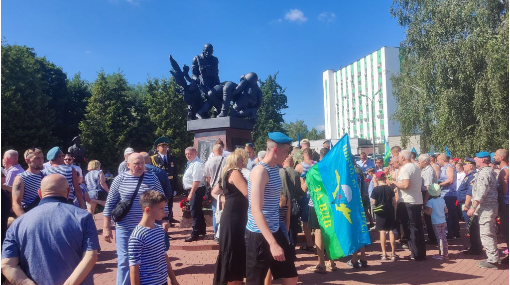 В Брянске возложили цветы к памятнику «Круговая оборона» в честь Дня ВДВ