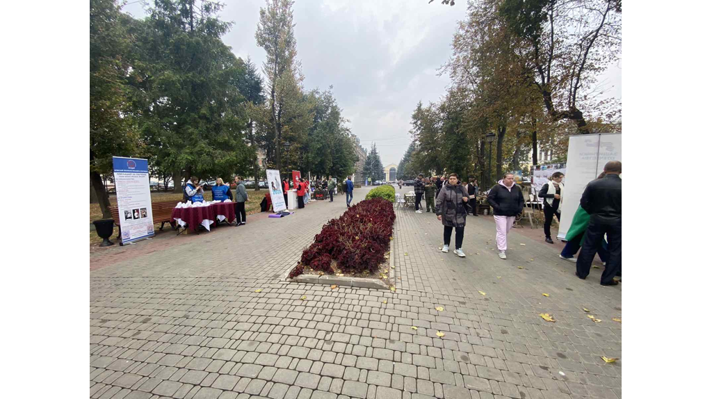 В Брянске в Круглом сквере работает фестиваль добра