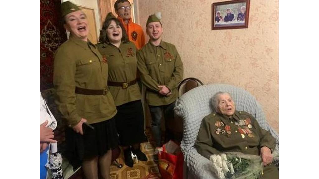 Брянская фронтовая медсестра Анна Иванова получила подарок в преддверии Дня Победы