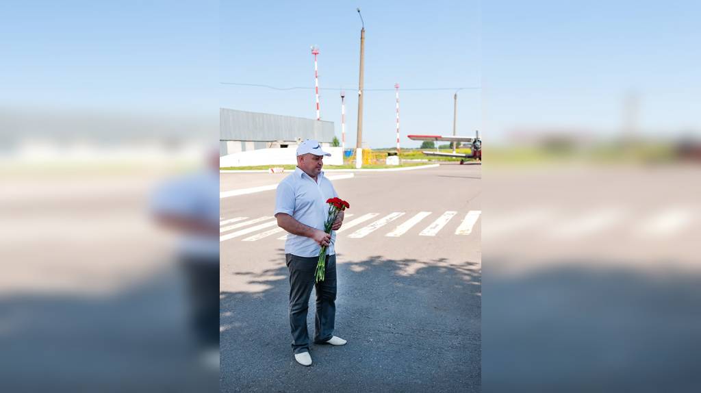 В брянском аэропорту почтили память земляка, прославленного летчика Павла Камозина