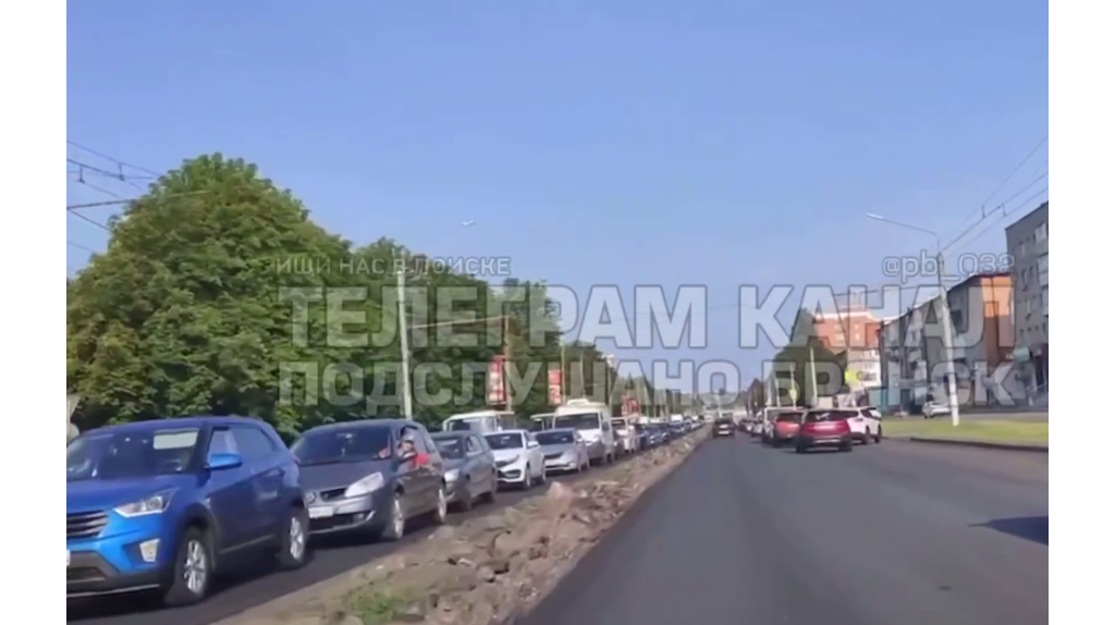 В Брянске на мясокомбинате машины встали в огромной пробке