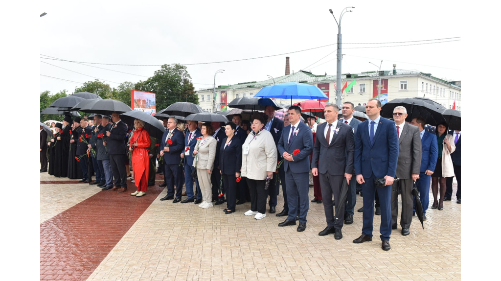Брянский губернатор в Гомеле возложил цветы к памятнику жертвам геноцида