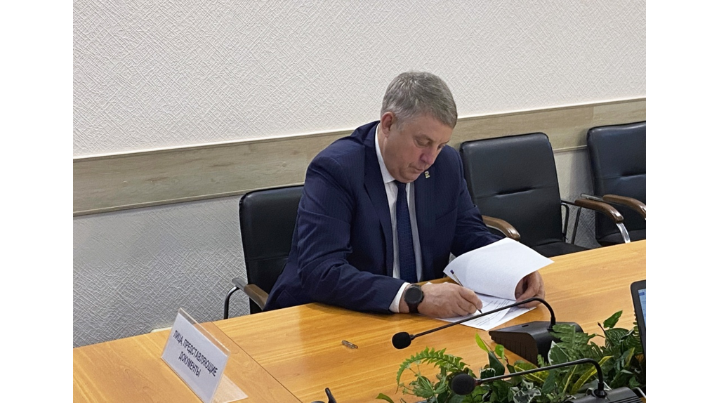 Александр Богомаз сдал в избирком подписи брянских депутатов