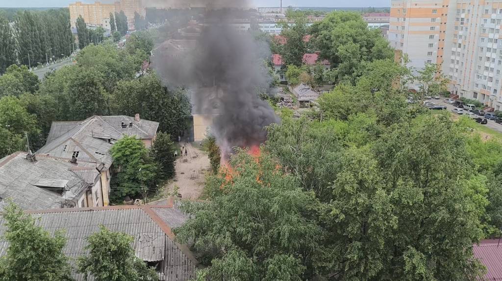 В Брянске на улице Менжинского произошел пожар