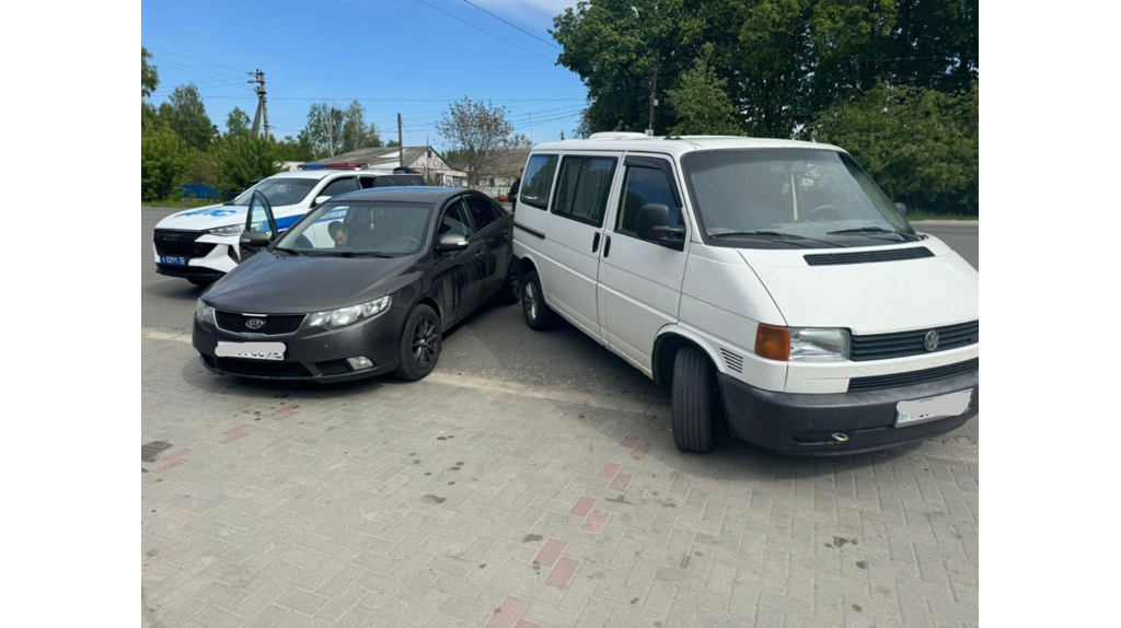 В Новозыбкове водитель микроавтобуса устроил нелепое ДТП