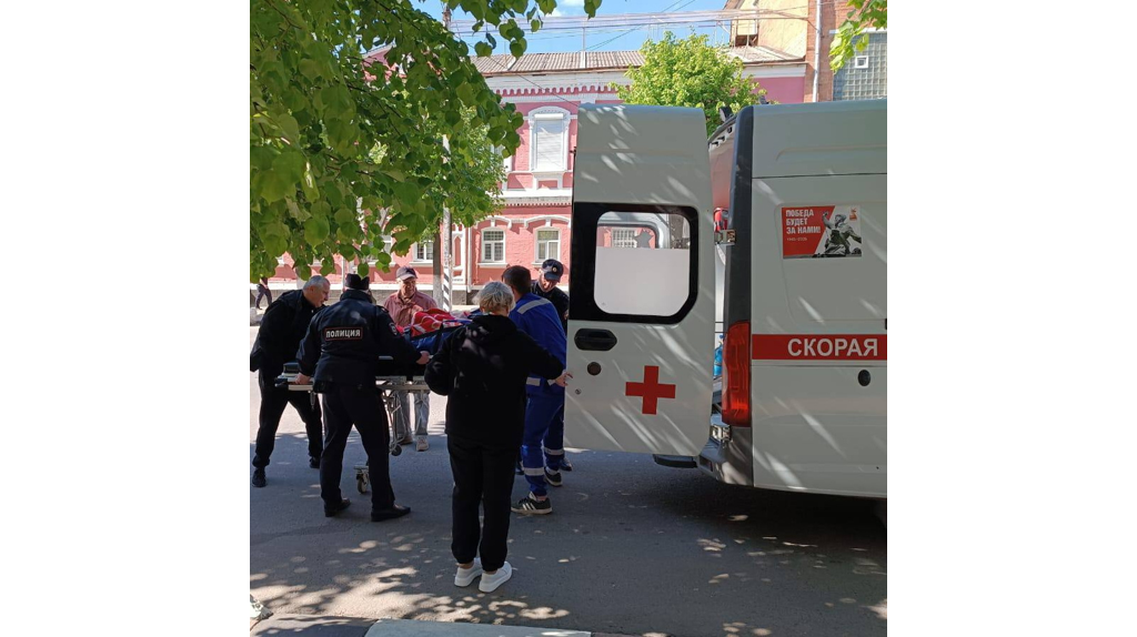 В Новозыбкове полицейские помогли донести больную женщину до 