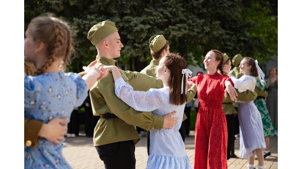 Преподаватели и студенты Брянского госуниверситета станцевали «Вальс Победы»