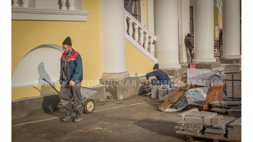 Дворец культуры железнодорожников в Брянске избавился от строительных лесов