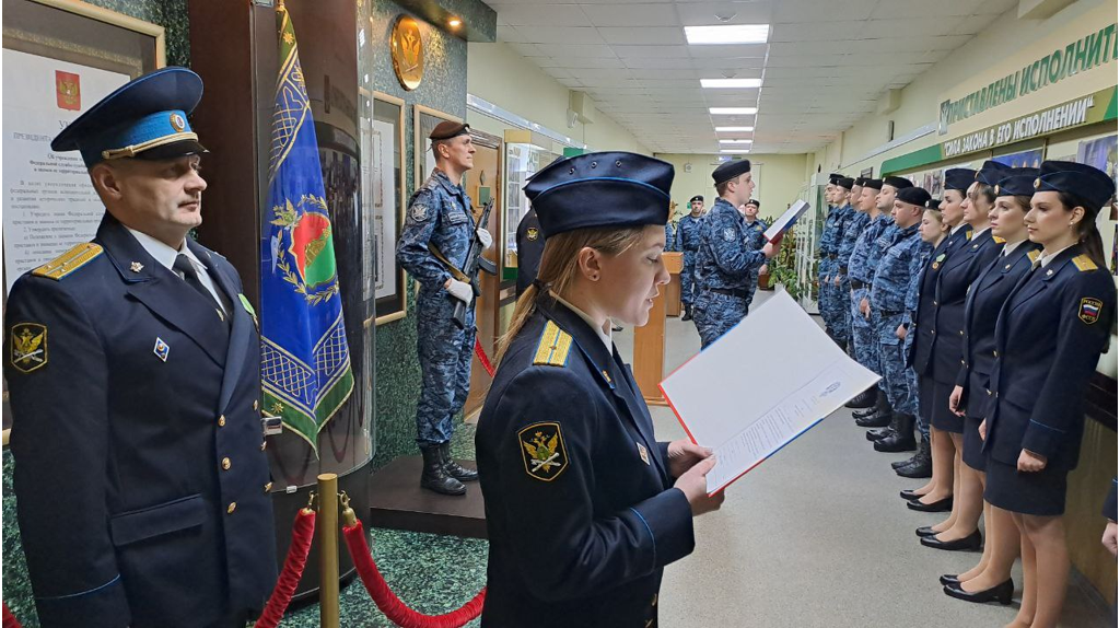 В день Конституции в Брянске 20 судебных приставов приняли присягу