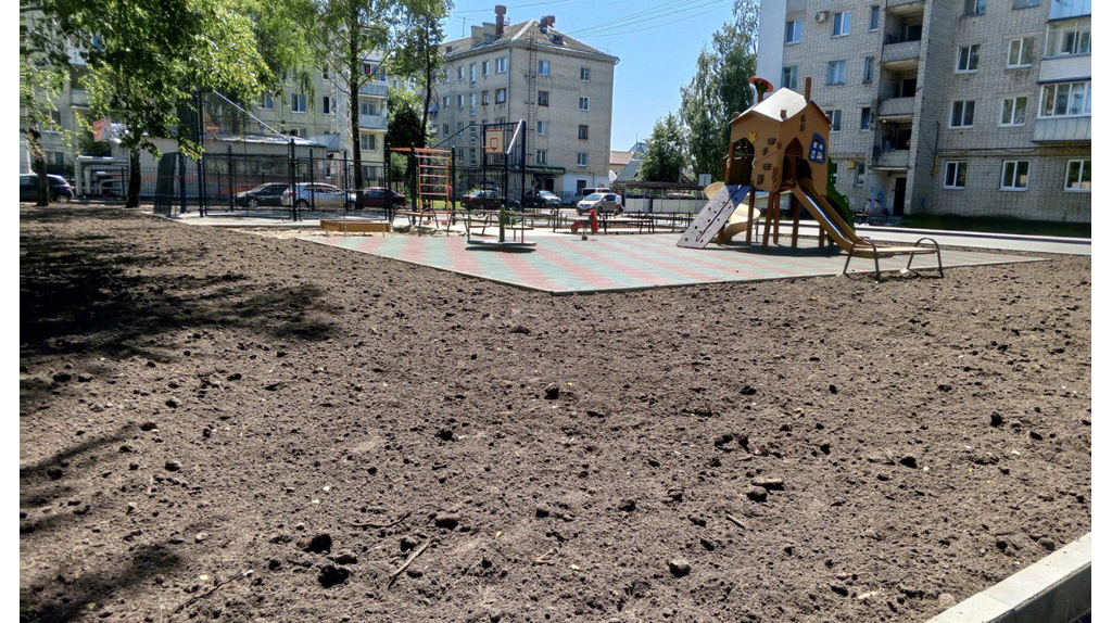 В Брянске заканчивают обновлять двор по улице 22 Съезда КПСС